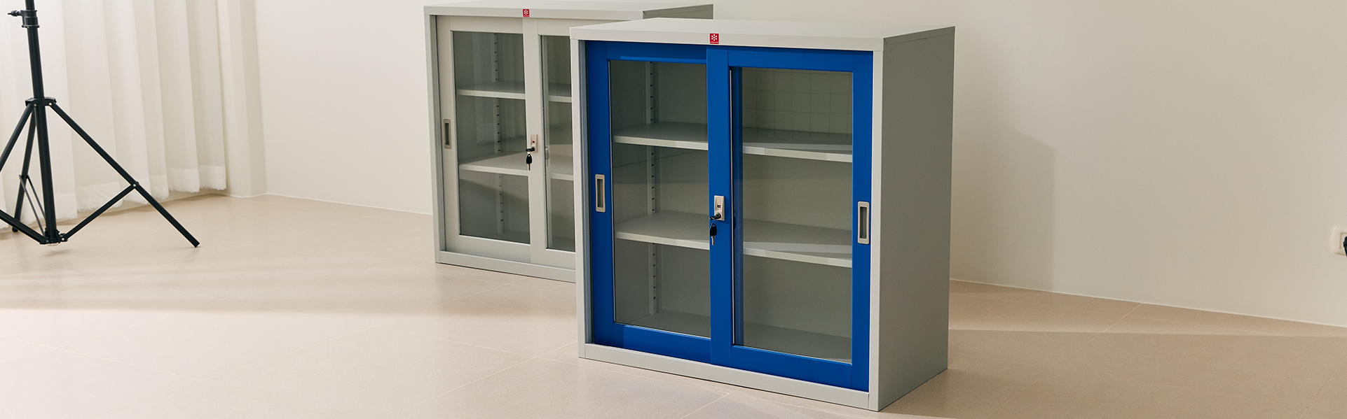 ตู้บานกระจกเตี้ย